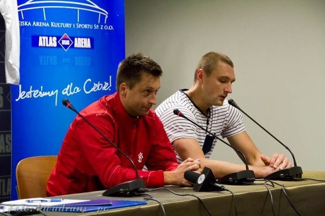 Trener ŁKS Wojciech Robaszek i obrońca Marcin Zimoń na pomeczowej konferencji