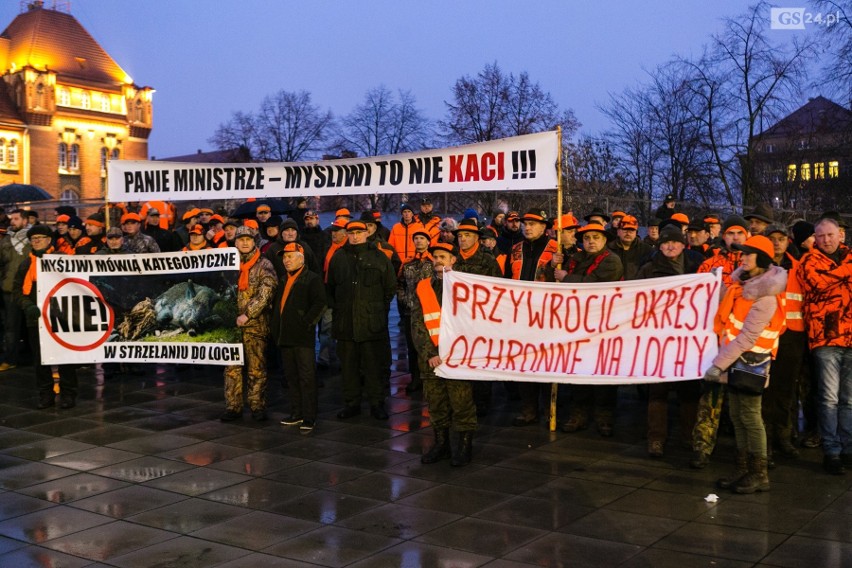 Szczecinianie protestują przeciw odstrzałowi dzików. "To barbarzyńskie rozporządzenie!" [ZDJĘCIA, WIDEO]