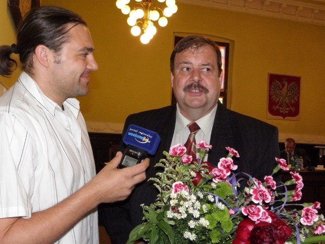 Wczoraj starosta Stanisław Skaja miał bardzo zadowoloną minę, gdy udzielał wywiadu Michałowi Drejerowi z Radia Weekend