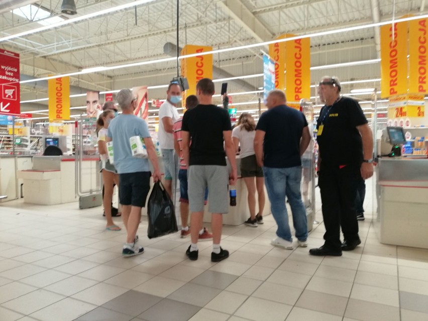 Przeciwnicy maseczek protestowali w Auchan w Krasnem. Nie zostali obsłużeni, kasjerzy odchodzili od kas, ochrona wypraszała ze sklepu