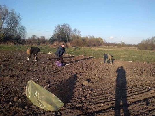 Gospodynie wiejskie w Brankowie posprzątały teren i będą sadzić drzewka. Panie są bardzo aktywne
