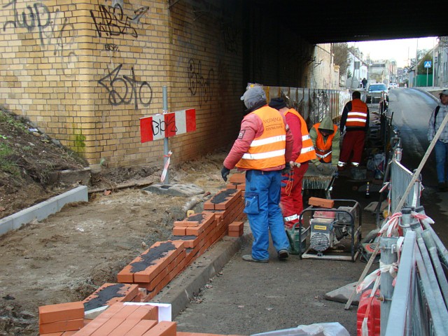 Jeszcze w poniedziałek w dzień pracowano przy wznoszeniu muru oporowego na przejściu dla pieszych pod wiaduktem.