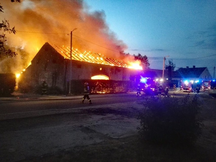 Pożar stodoły. Płomienie buchały na kilka metrów [ZDJĘCIA]
