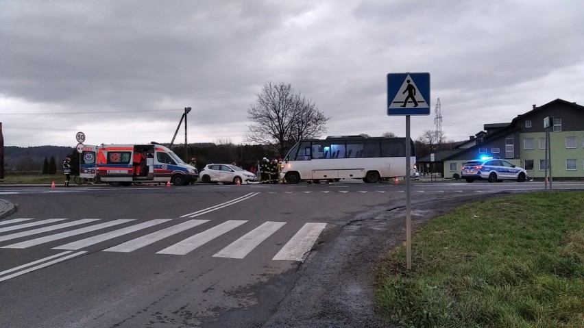 Grożny wypadek w Warzycach. Dwie osoby ranne w zderzeniu autobusu i dwóch osobówek [ZDJĘCIA]