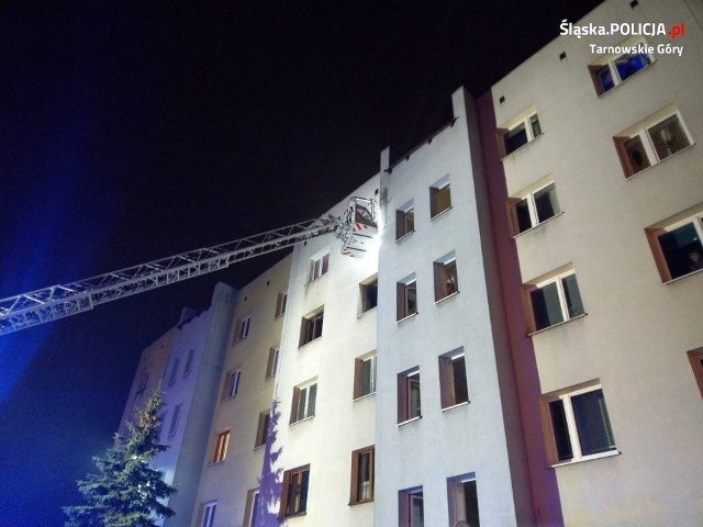 Dzięki szybkiej reakcji służb oraz sąsiada, które wezwał pomoc, udało się uratować mężczyznę z płonącego mieszkania w Tarnowskich Górach.