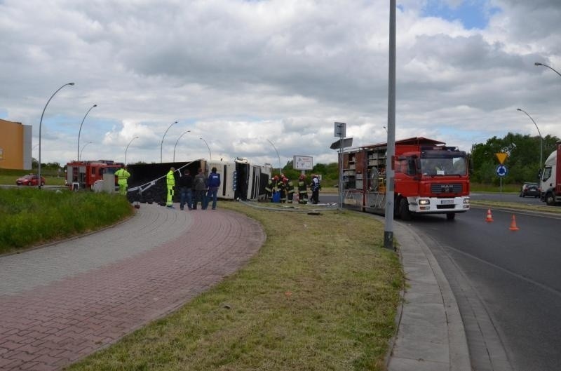 Wypadek w Bielanach Wrocławskich. Przewróciła się ciężarówka z koksem (ZDJĘCIA)