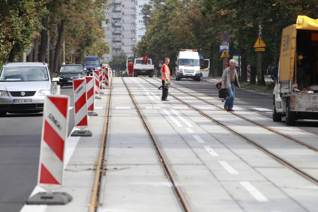 Na swoje trasy wrócą tramwaje linii 12 i 18, autobusy linii 58A, 58B, a w nocy z 1 na 2 września linia nocna N7A, N7B. Na ul. Narutowicza wymieniono torowisko (wraz z pętlą) i nawierzchnię jezdni. Torowisko osadzono w płytach betonowych wypełnionych masą żywiczną, dzięki czemu szyny nie będą się wybrzuszać, co było częstym powodem przestojów tramwajów. Koszt inwestycji to 7,6 mln zł.CZYTAJ NA KOLEJNYM SLAJDZIE