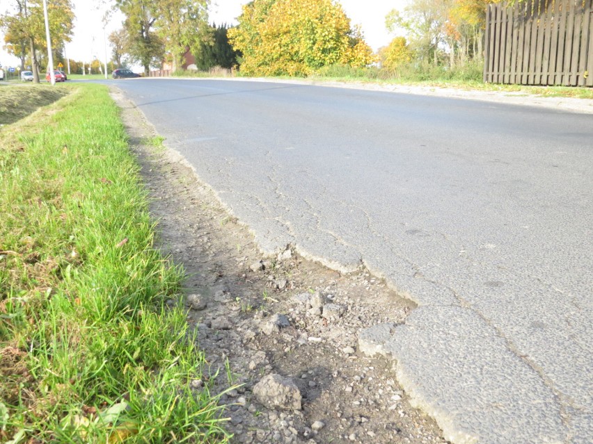 Zniszczona droga powiatowa na trasie Brodnica - Zbiczno. Urzędnicy znają przyczynę. Co z rozwiązaniem tego problemu?