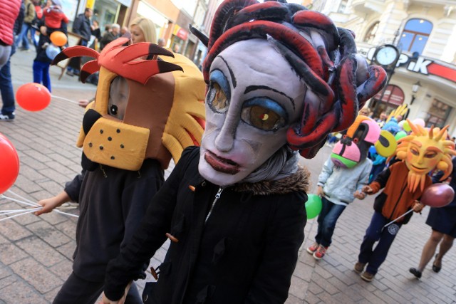 Tegoroczna edycja Międzynarodowego Festiwalu Lalek „Spotkania” w Baju Pomorskim trwać będzie od 14 do 22 października. Zgodnie z tradycją festiwal otwiera kolorowa parada, w której udział biorą aktorzy oraz najmłodsi widzowie. W tym roku korowód barwnych postaci przejdzie ulicami starówki w sobotę 15 października. Początek o godzinie 13:30. Zanim to nastąpi, przypominamy, jak wyglądała ubiegłoroczna parada.Wideo: Pogoda na dzień (13.10.2016)  | KUJAWSKO-POMORSKIEźródło: TVN Meteo Active /x-news