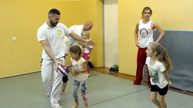 Koszalińskie warsztaty capoeira zaczęły się w piątek i potrwają do niedzieli.  Organizatorzy zapraszają dzieci, młodzież i dorosłych do sali judo i hali Gwardii. Dla nowicjuszy wstęp wolny.