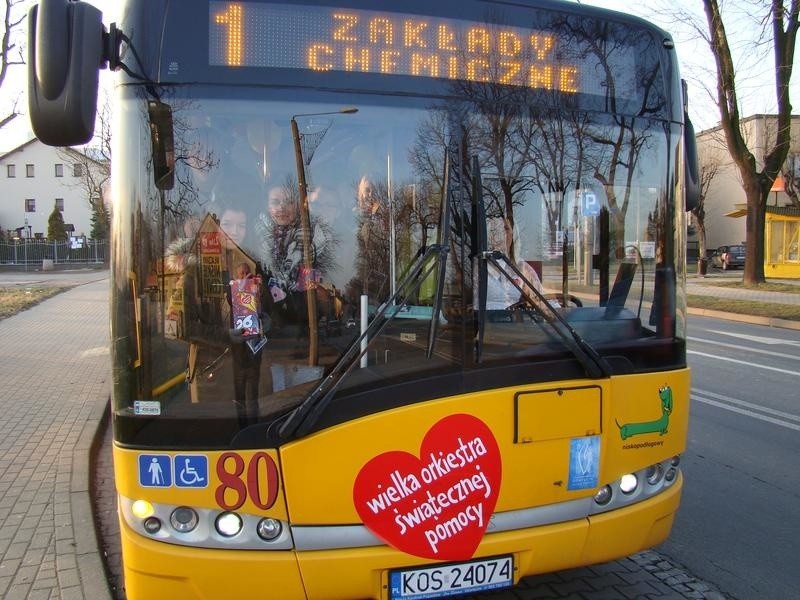 Oświęcim. Wielka Orkiestra Świątecznej Pomocy zagrała na ulicach i miejskim autobusie [ZDJĘCIA]