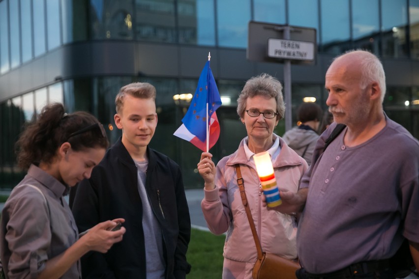 Łańcuch światła dla sądów. Tak protestowali mieszkańcy Krakowa [ZDJĘCIA]