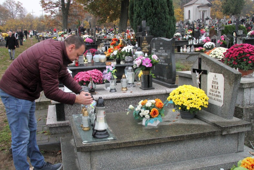 Wiele osób pojawiło się we wtorek, 1 listopada, na cmentarzu...