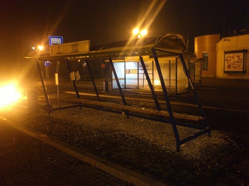 Wypadek w Bieruniu: Autobus wjechał w przystanek. Kierowca uciekł [ZDJĘCIA]