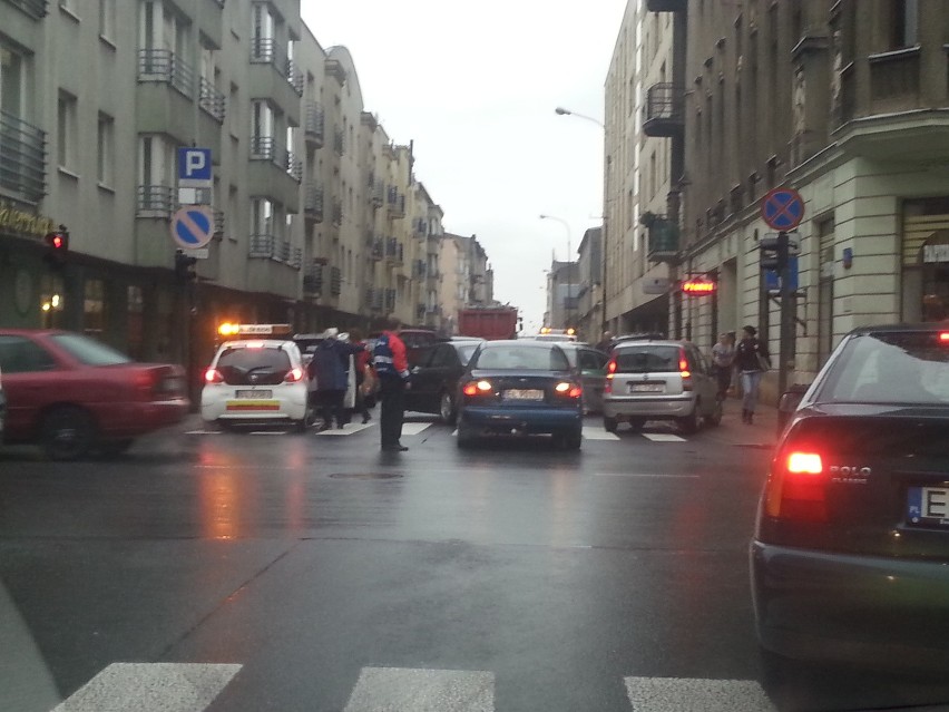 Opel zablokował ruch na ul. Nawrot! Radzimy omijać to miejsce [zdjęcia]