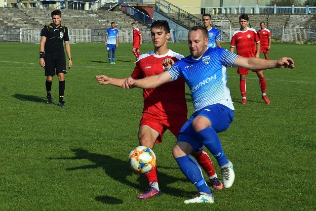 Piłkarze Igloopolu (czerwone koszulki) wciąż są niepokonani w tym sezonie, natomiast Wisłok Wiśniowa ani razu nie sięgnął po komplet punktów