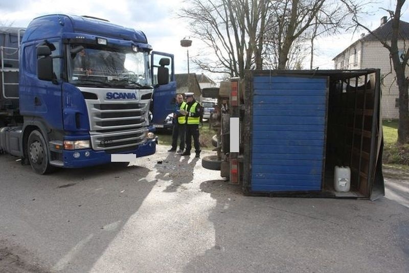 Olędzkie. Żuk wymusił pierwszeństwo i uderzył w scanię