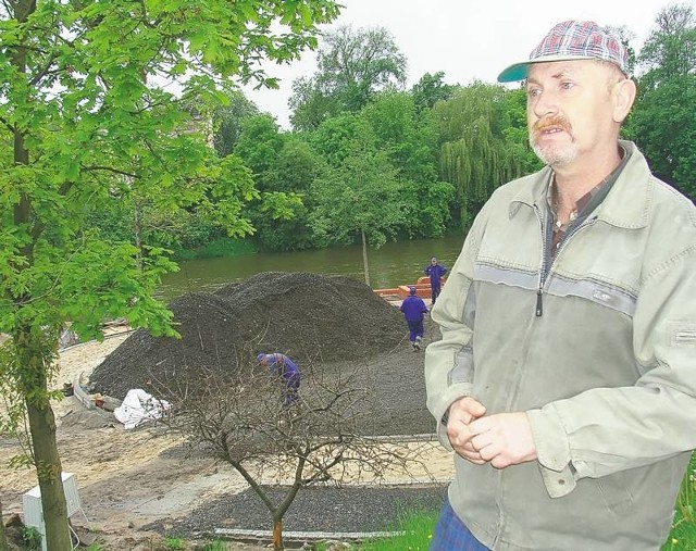 Józef Mutzbauer pamięta kilka powodzi w Żaganiu i z niepokojem patrzy na bulwar, który może zostać zalany.