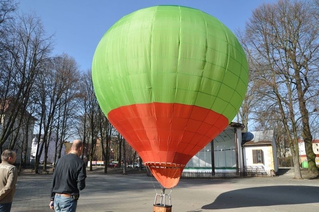 Próbny lot modelu balonu w szczecineckim parku.