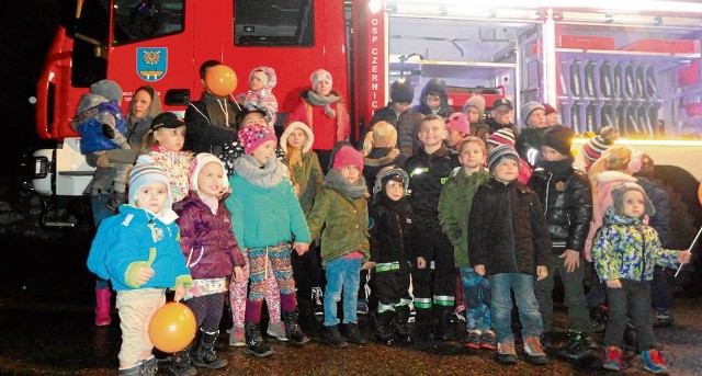 Małe dzieci z Czernichowa też przyszły wieczorem na powitanie nowego samochodu strażackiego