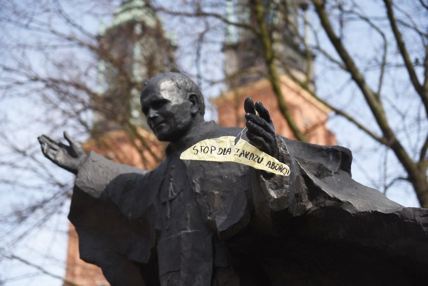 Ustawa antyaborcyjna: Protest przed Katedrą