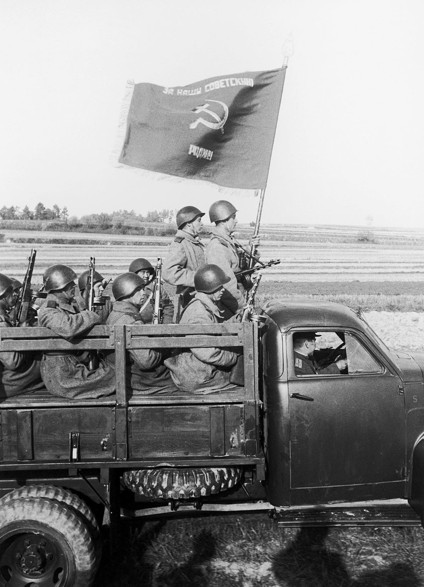 Sowieccy żołnierze w ciężarówce podczas transportu - miejsce...