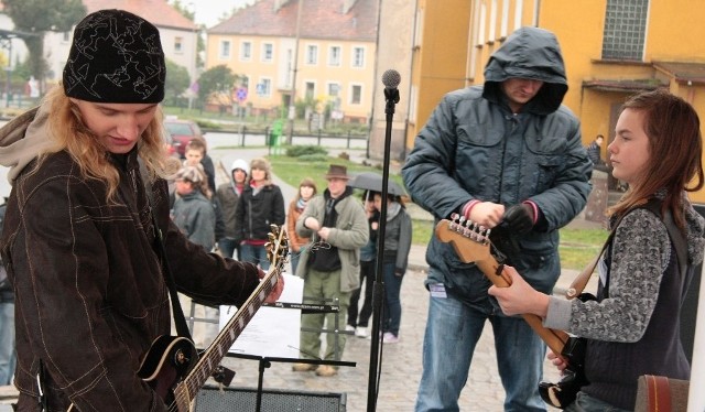 Liderem formacji Laughin Cry jest 13-letni gitarzysta Hubert Radoszko (z prawej). Podczas wczorajszego koncertu na dworcu PKP w Międzyrzeczu jego gitarowe riffy rozgrzały nieliczną publiczność.