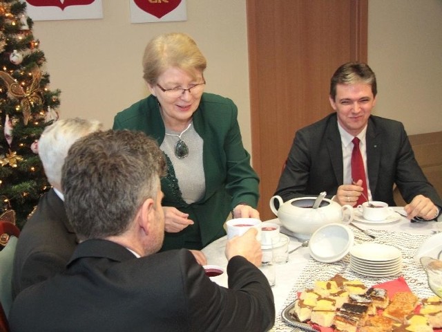 Wojewoda Bożentyna Pałka-Koruba pełniła honory gospodyni. Czerwonym barszczykiem poczęstowała między innymi marszałka Adama Jarubasa, senatora Krzysztofa Słonia i posła Mirosława Pawlaka.