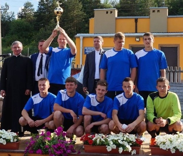 Mecz o puchar proboszcza wygrał drużyna gospodarzy ze Skorkowa.