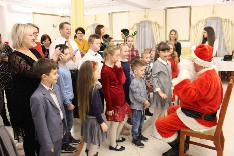 Stowarzyszenie "Przytulanka" z Szostki zaprosiło dzieci, rodziców i wielu gości na wigilijne spotknie. Był też św. Mikołaj
