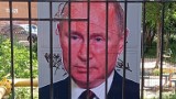 Władimir Putin spędził dwie godziny za kratkami w mieście Jekaterynburg w Rosji. Tak, ale... [WIDEO]