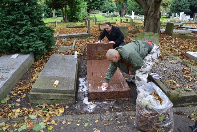 Mogiły polskich bohaterów narodowych na londyńskim cmentarzu Gunnersbury sprzątała londyńska sekcja 51 pułku piechoty Strzelców Kresowych.