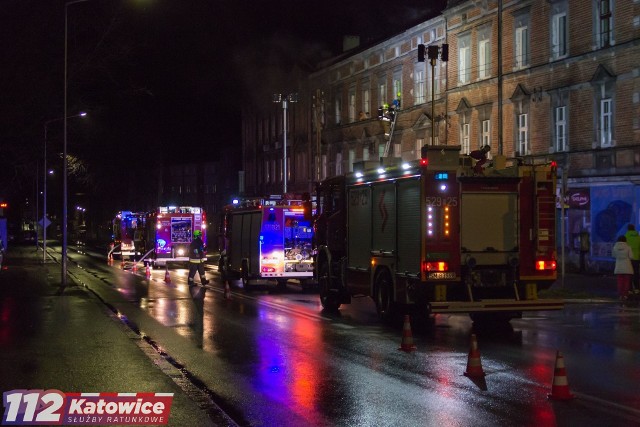 Nocny pożar bloku przy ul. Oświęcimskiej w Mysłowicach. Zobacz kolejne zdjęcia. Przesuń palcem lub kliknij NASTĘPNE