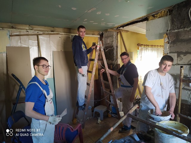 W remont domu pana Tadeusza z bydgoskiego Miedzynia włączyli się także uczniowie bydgoskiej budowlanki, którzy pracowali pod okiem Rafała Walkowiaka, nauczyciela kształcenia zawodowego.