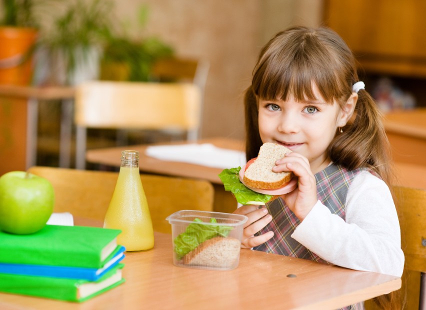 Zdrowa śniadaniówka szkolna. Co włożyć dziecku do pudełka, by łatwiej się uczyło? NFZ zachęca do zdrowego drugiego śniadania