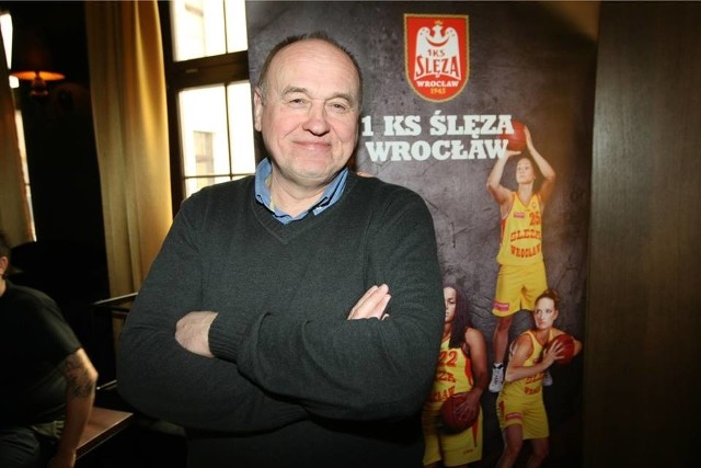 Dla Litwina oznacza to powrót do Wrocławia po 20 latach pracy w innych miejscach. W sezonie 1995/1996 był on asystentem Wojciecha Spisackiego. Przez niemal całą karierę trenerską związany był z koszykówką żeńską. Jedynie w sezonie 1997/1998 był szkoleniowcem męskiego zespołu Zastalu Zielona Góra, z którym awansował do ekstraklasy.