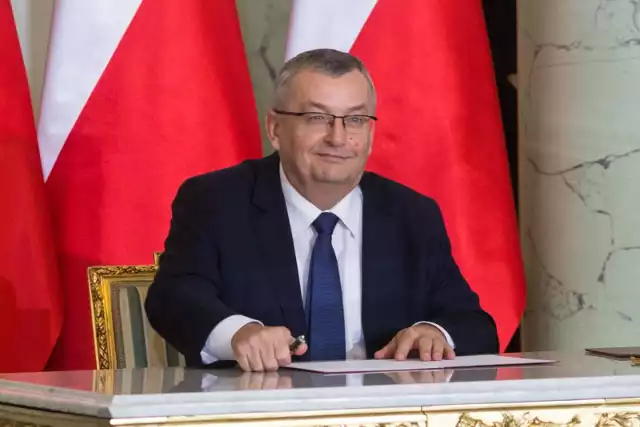 Andrzej Adamczyk, minister infrastruktury. Posiadana gotówka w momencie objęcia stanowiska - 103 tys. zł. Teraz - 173 tys. zł. Zysk - 70 tys. zł.