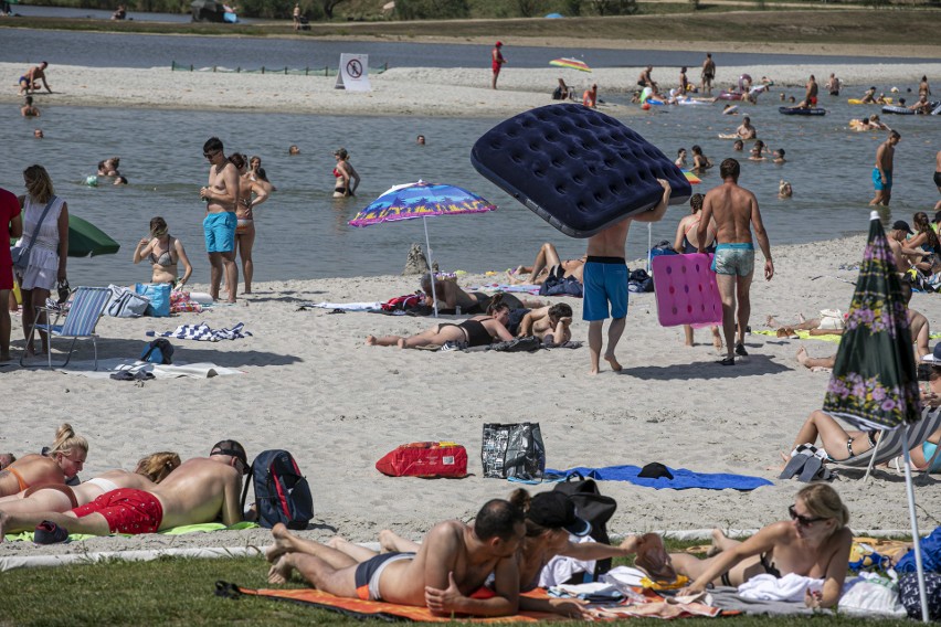 Nieznanowice. Plaża pod Krakowem jak nad Bałtykiem. Słoneczna pogoda przyciąga miłośników wypoczynku nad wodą [ZDJĘCIA]