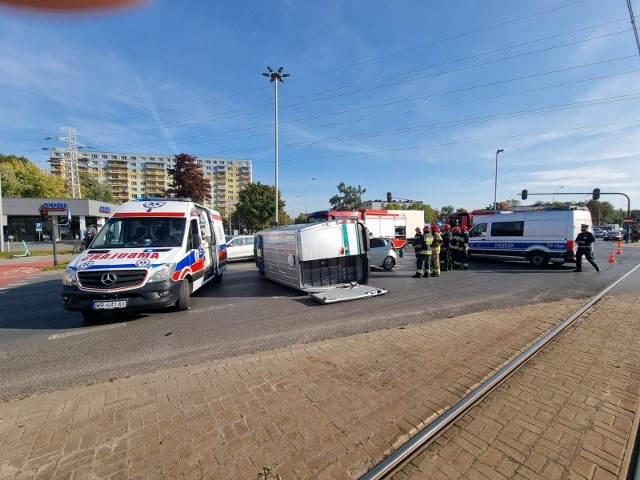 Wypadek na skrzyżowaniu al. Włókniarzy i Lutomierskiej w Łodzi. Furgonetka straży granicznej na sygnale wjechała na czerwonym  świetle. Po zderzeniu z innym samochodem przewróciła się na bok.