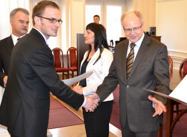 Starosta Robert Fila odebrał promesę z rąk podsekretarza stanu w Ministerstwie Spraw Wewnętrznych Stanisława Rakoczego.