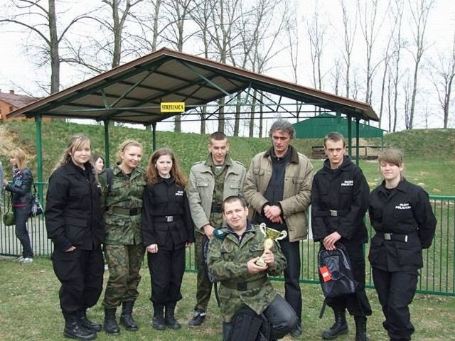 Drużyna dziewcząt i chłopców z Szydłowca wraz ze swoim instruktorem Dariuszem Piaseckim.