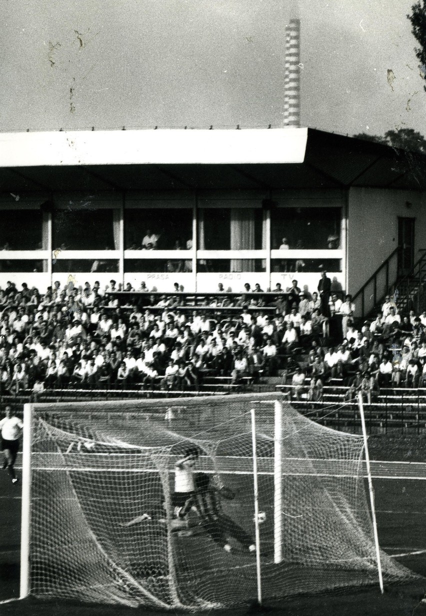 Kraków. Stadion Hutnika przed laty i dziś [ZDJĘCIA]                               