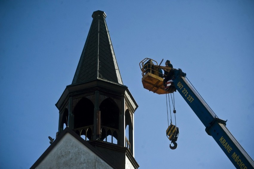 Prace na dachu cerkwi w Koszalinie. Krzyż jeszcze na swoje miejsce nie wróci [zdjęcia]