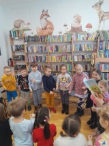 Akcja "Czytamy Dzieciom" w Skarżysku Kościelnym. W bibliotece były "Jagódki" z Przedszkola Samorządowego