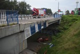 Samochód spadł z wiaduktu na Roździeńskiego w Katowicach [ZDJĘCIA]