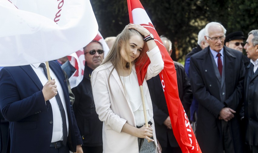 Uczestnicy manifestacji i pochodu pierwszomajowego spotkali...