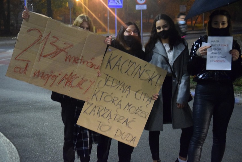 Protest przeciwko zaostrzeniu prawa aborcyjnego w Kędzierzynie-Koźlu. Policja groziła użyciem środków przymusu bezpośredniego