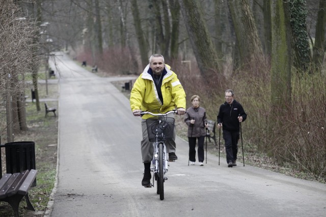 &#8211; Lepiej, żeby cykliści jeździli w weekendy wałami, a alejki zostawili rodzinom &#8211; mówi Sławomir Szota, opolski oficer rowerowy.