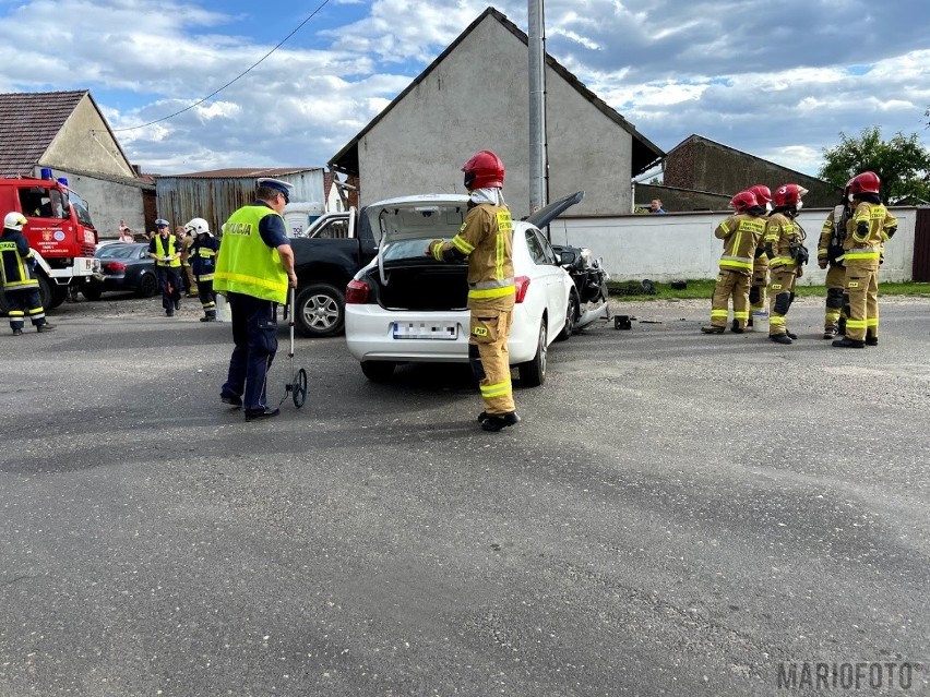 Wypadek na ul. Opolskiej w Wawelnie. Zderzyły się dwa auta, dwie osoby poszkodowane