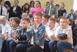 Rozpoczęcie roku szkolnego 2023/2024 w Kazanowie z nowym dyrektorem. Uczniów i i nauczycieli witał w towarzystwie koneckiego burmistrza